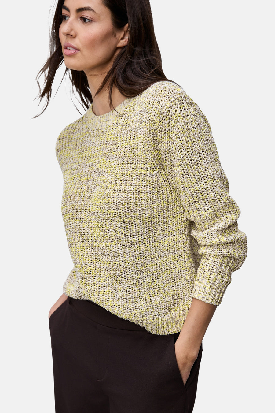 Multikleuren rondehals trui van STREET ONE, in textuur breisel, gedragen met een donkerbruine broek.