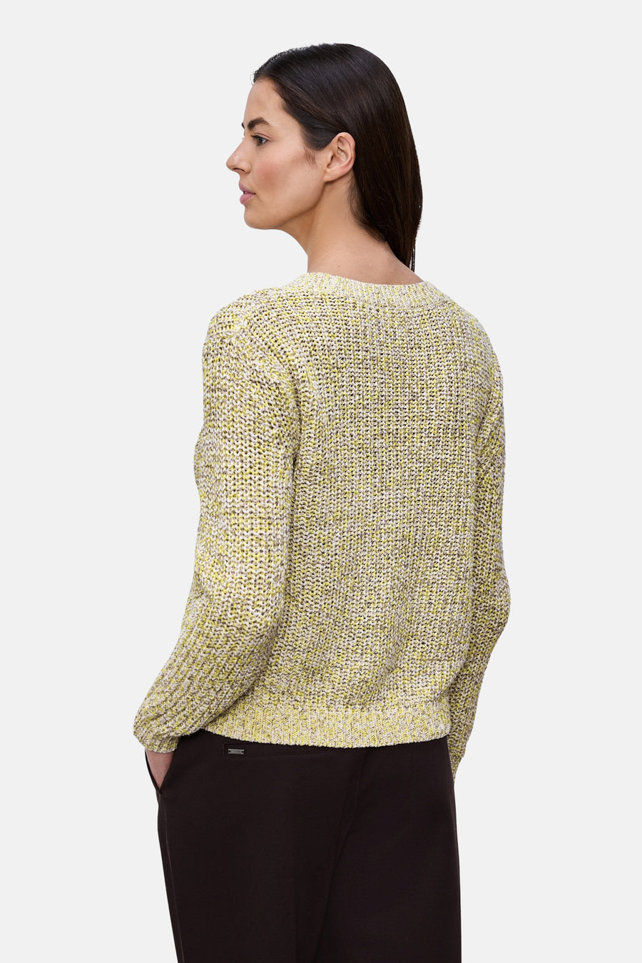 Pull à col rond multicolore de STREET ONE, en maille texturée, porté avec un pantalon marron foncé.
