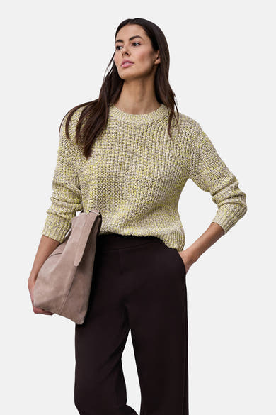 Multikleuren rondehals trui van Street One, met een gebreide textuur, gedragen met een donkerbruine broek en een taupe handtas.