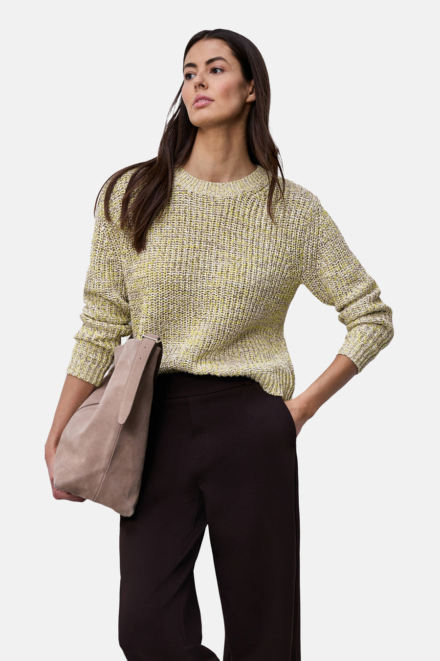 Multikleuren rondehals trui van Street One, met een gebreide textuur, gedragen met een donkerbruine broek en een taupe handtas.