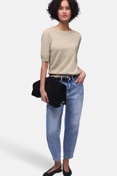 Pull col rond beige de Street One avec manches courtes, porté avec un jean décontracté.