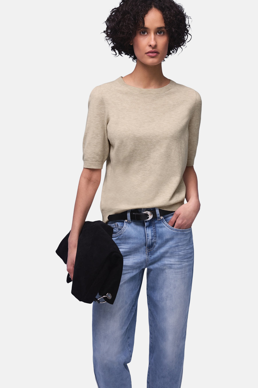 Beige ronde hals trui van STREET ONE, gedragen met een blauwe spijkerbroek en een zwarte riem.