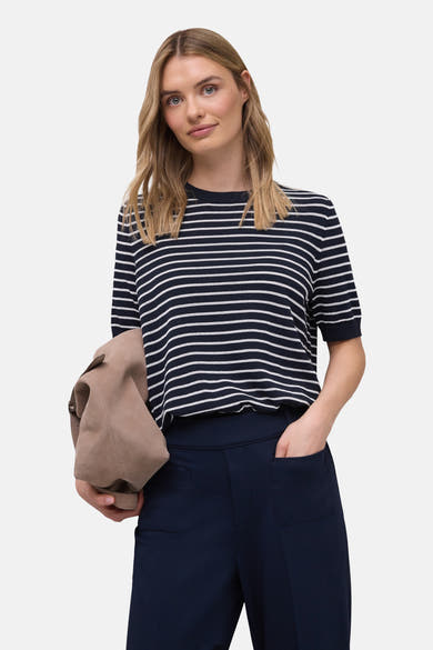 Multikleurige trui van STREET ONE met horizontale strepen, gedragen met een marineblauwe broek en een bruine tas.