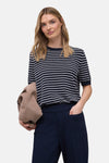 Multikleurige trui van STREET ONE met horizontale strepen, gedragen met een marineblauwe broek en een bruine tas.