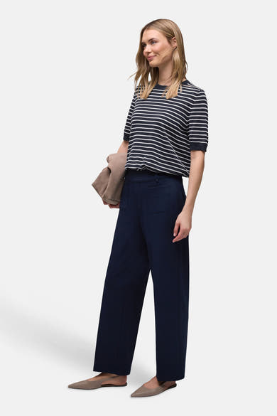 Multikleurige trui van Street One met horizontale strepen, gedragen met een marineblauwe broek en platte schoenen.