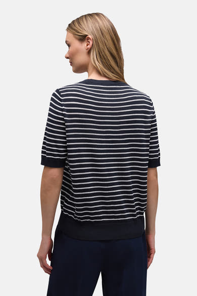 Multikleurige STREET ONE trui met horizontale strepen, gedragen met een marineblauwe broek.