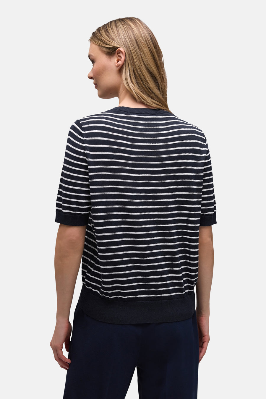 Multikleurige STREET ONE trui met horizontale strepen, gedragen met een marineblauwe broek.