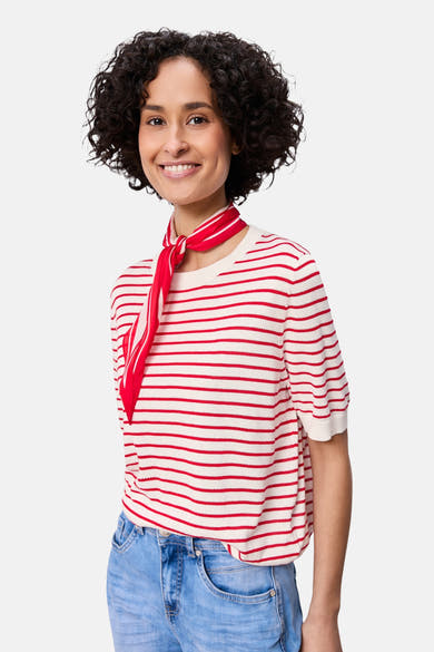 Pull multicolore de STREET ONE avec un motif à rayures horizontales, porté avec un foulard rouge et un jean bleu.