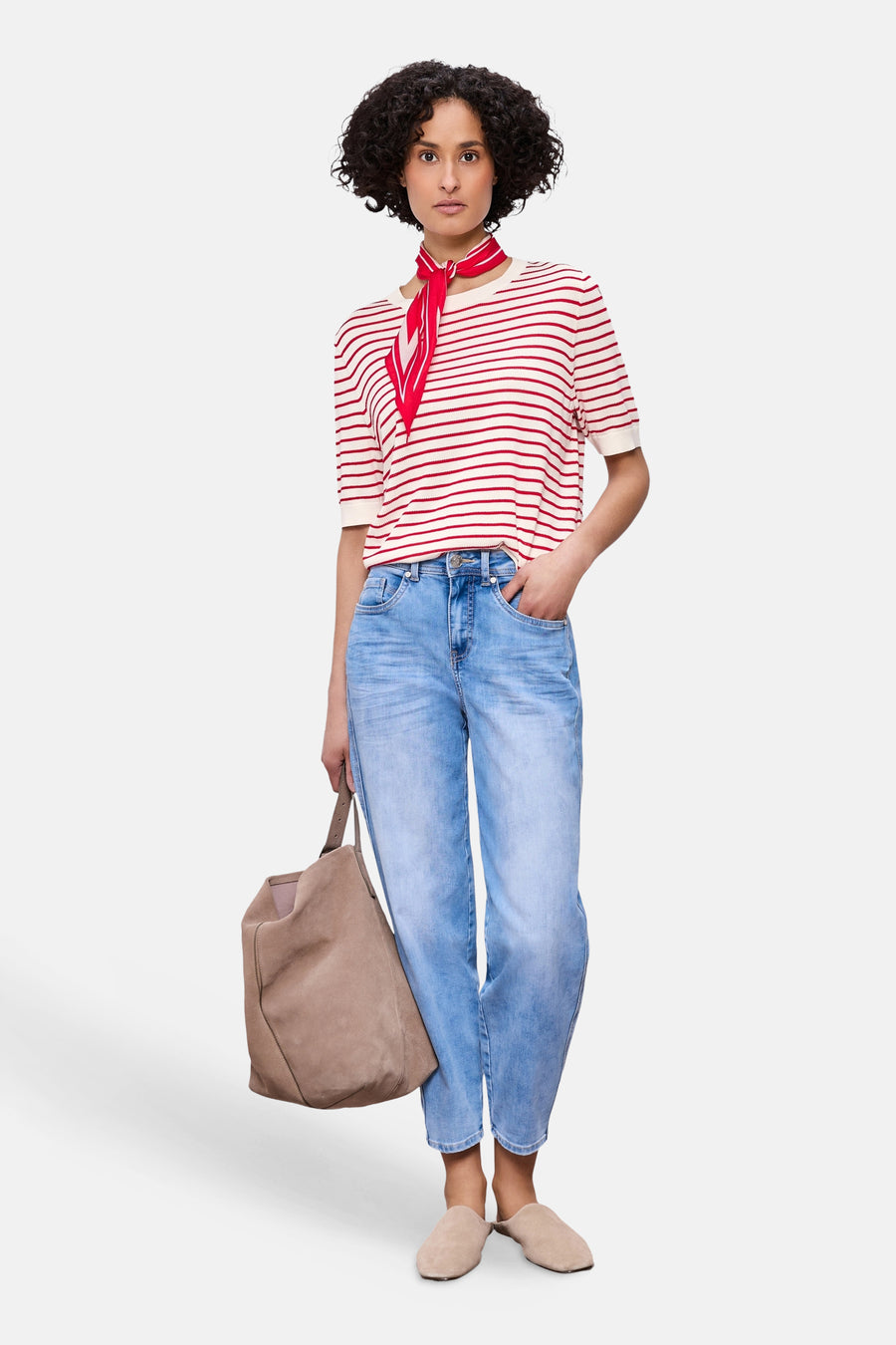 Pull multicolore STREET ONE, à rayures horizontales, porté avec un foulard rouge, un jean bleu et des chaussures beiges.
