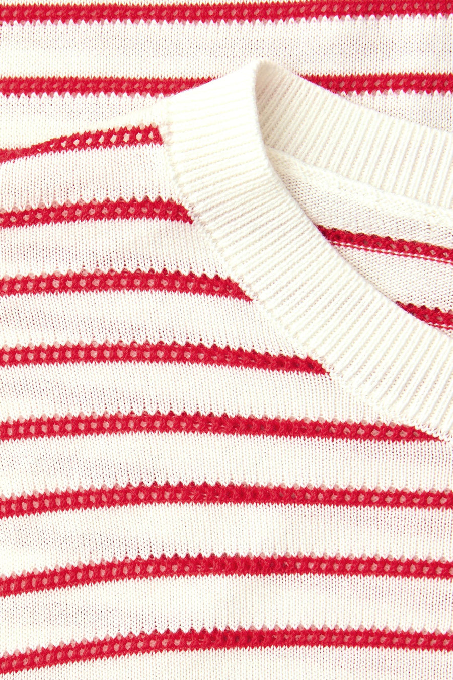 Pull col rond multicolore de Street One, avec des rayures horizontales rouges et blanches.
