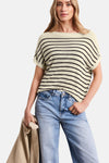 Ecru gebreide blouse van STREET ONE met zwarte strepen, boothals en korte mouwen, gedragen met een lichte jeans en met een beige jas in de hand.