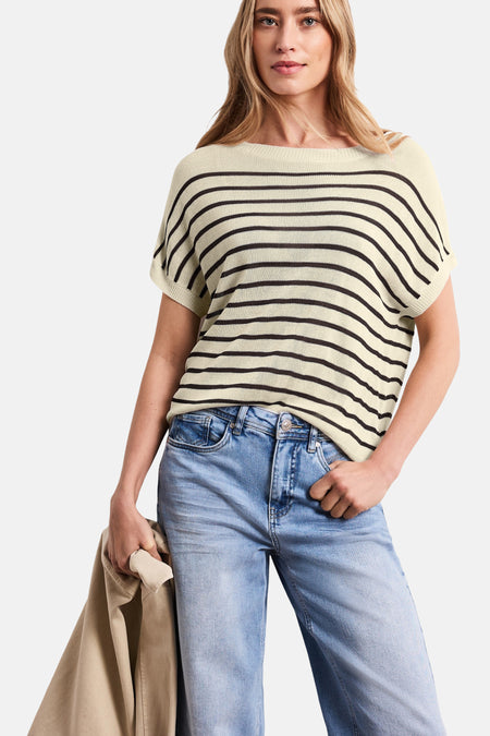 Blouse écru en maille de STREET ONE à rayures noires, col bateau et manches courtes, portée avec un jean clair et tenant une veste beige.