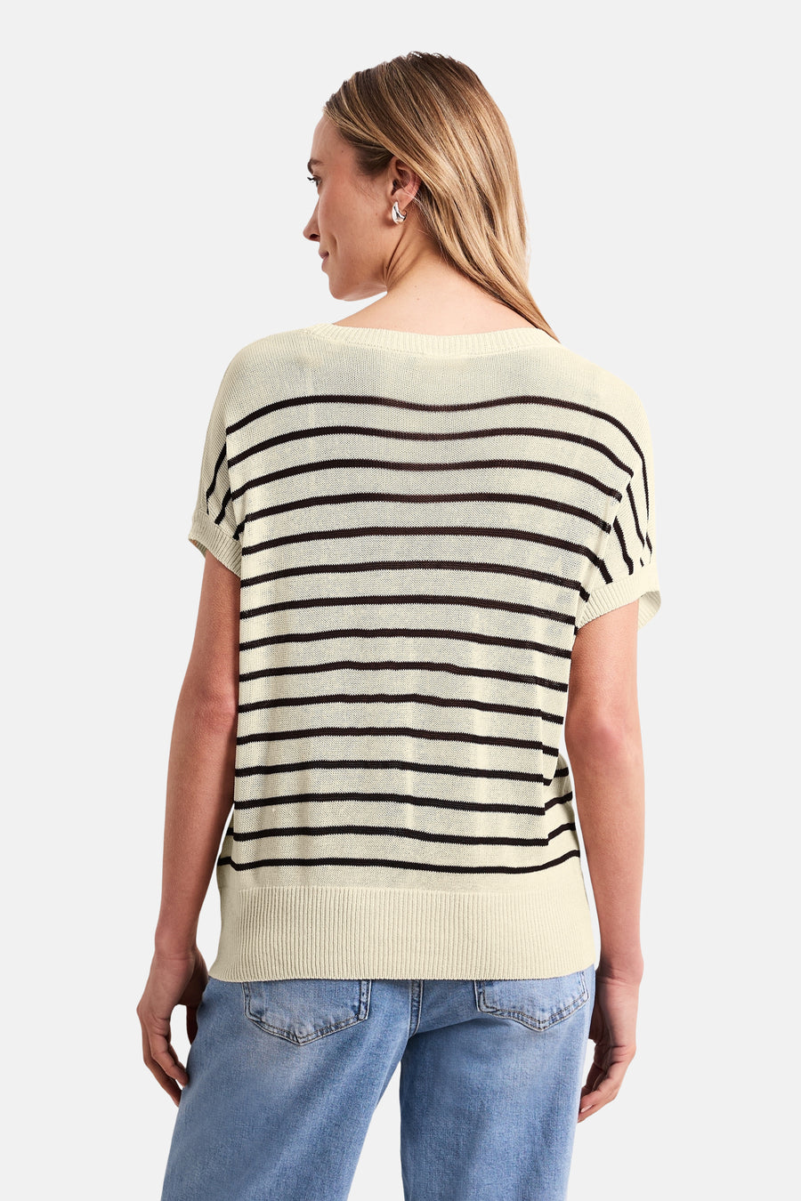 Ecru blouse van STREET ONE met ronde hals en zwarte horizontale strepen, van lichte breinaard, korte mouwen, achterkant.