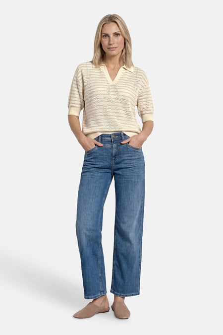 Pull beige en maille ajourée de STREET ONE avec col polo et manches courtes, porté avec un jean.
