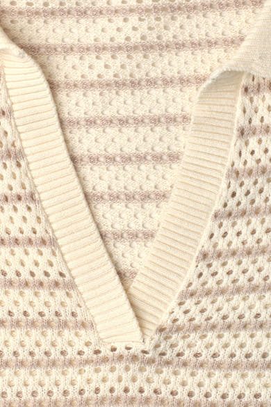 Beige trui van STREET ONE met V-hals, opengebreid patroon en horizontale textuurstrepen.