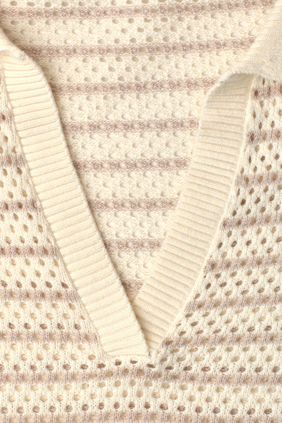 Beige trui van STREET ONE met V-hals, opengebreid patroon en horizontale textuurstrepen.