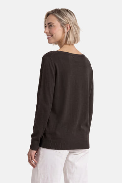 Brown round-neck sweater by STREET ONE, shown from side view with ribbed cuffs and hem, worn with white pants.