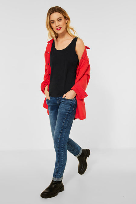 Zwart hemdje van Street One, gedragen met een rode jas en een blauwe spijkerbroek.
