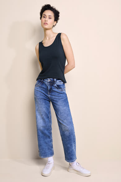 Blauw hemdje van Street One, gedragen met een high-waist jeans en witte sneakers.
