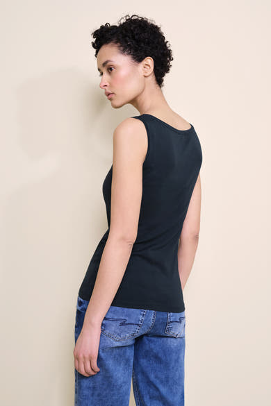 Blauwe tanktop van STREET ONE, gedragen met een spijkerbroek, achtergezicht.