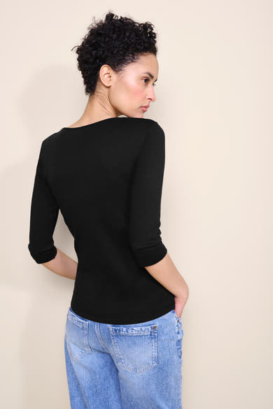 T-shirt noir de STREET ONE, manches trois-quarts, porté avec un jean décontracté, vue arrière.