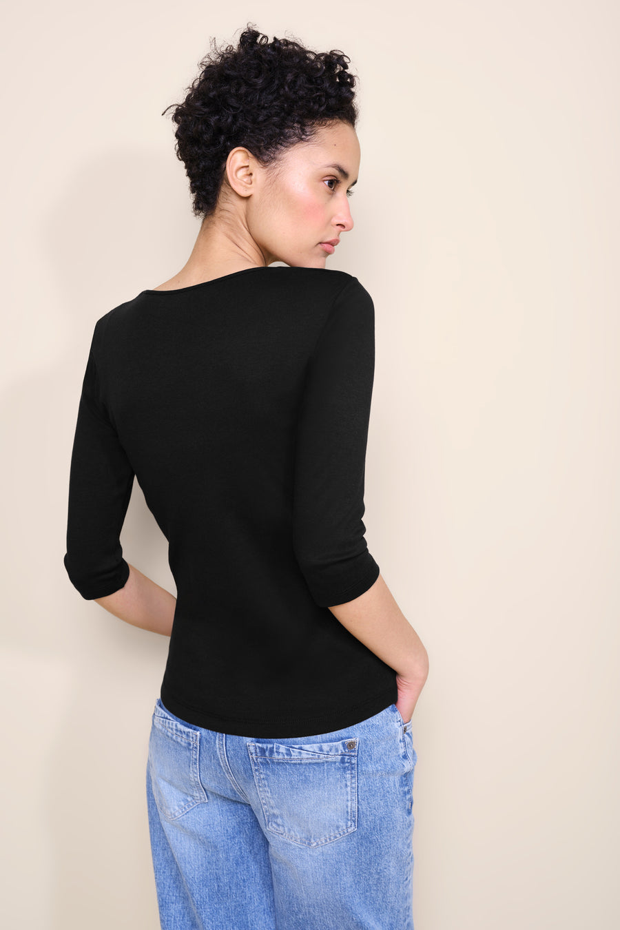 T-shirt noir de STREET ONE, manches trois-quarts, porté avec un jean décontracté, vue arrière.