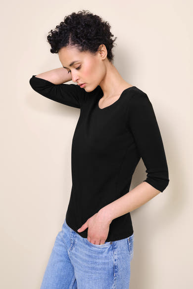 T-shirt noir à manches trois-quarts de Street One, porté avec un jean taille haute bleu clair.
