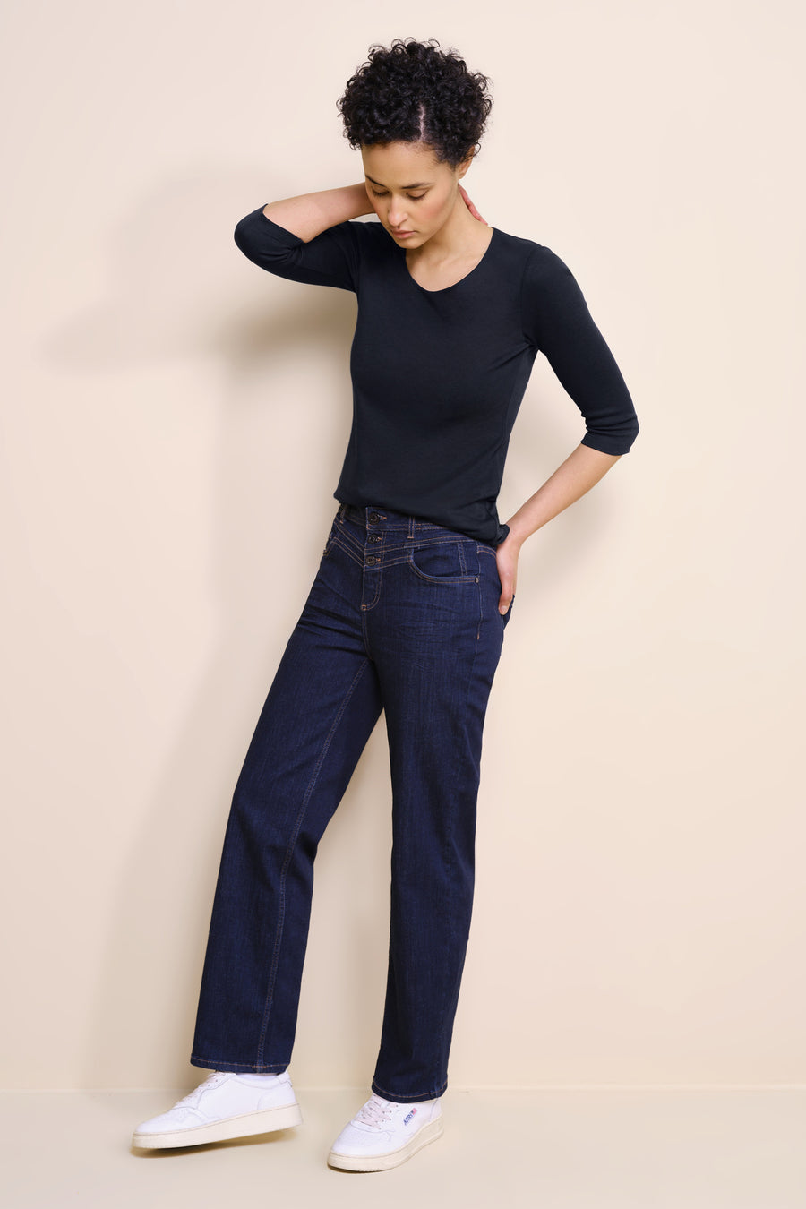 Blauw T-shirt van STREET ONE, driekwartmouwen, gedragen met een high-waisted jeans en witte sneakers.