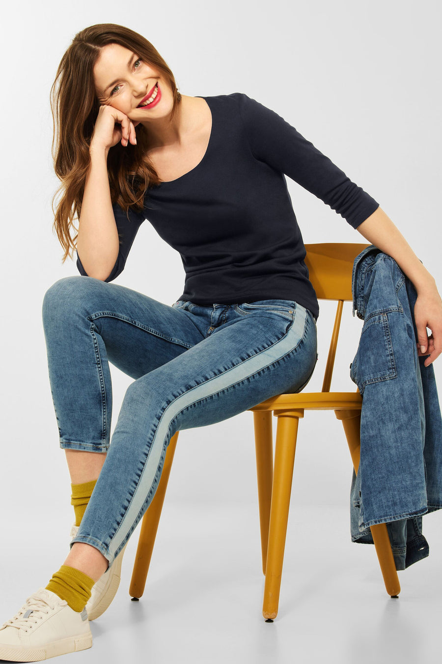Marineblau T-shirt van STREET ONE, 3/4 mouwen en ronde hals, gedragen met een spijkerbroek en sneakers.