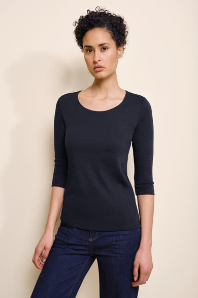 Marineblauwe T-shirt van Street One, met driekwartmouwen en ronde hals, gedragen met een spijkerbroek.