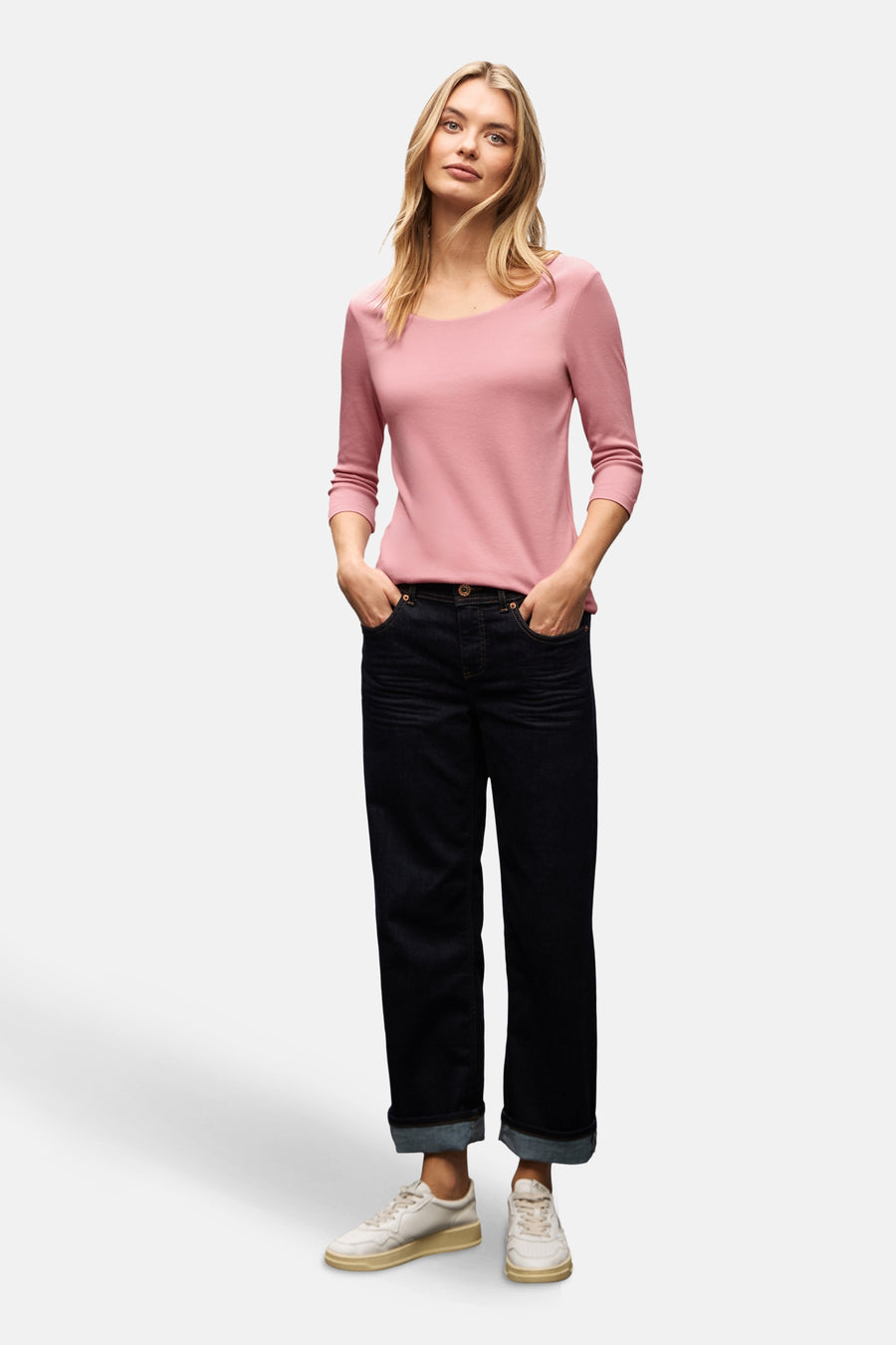 Roze T-shirt met 3/4 mouwen van Street One, gedragen met een donkere jeans met omslag en witte sneakers.