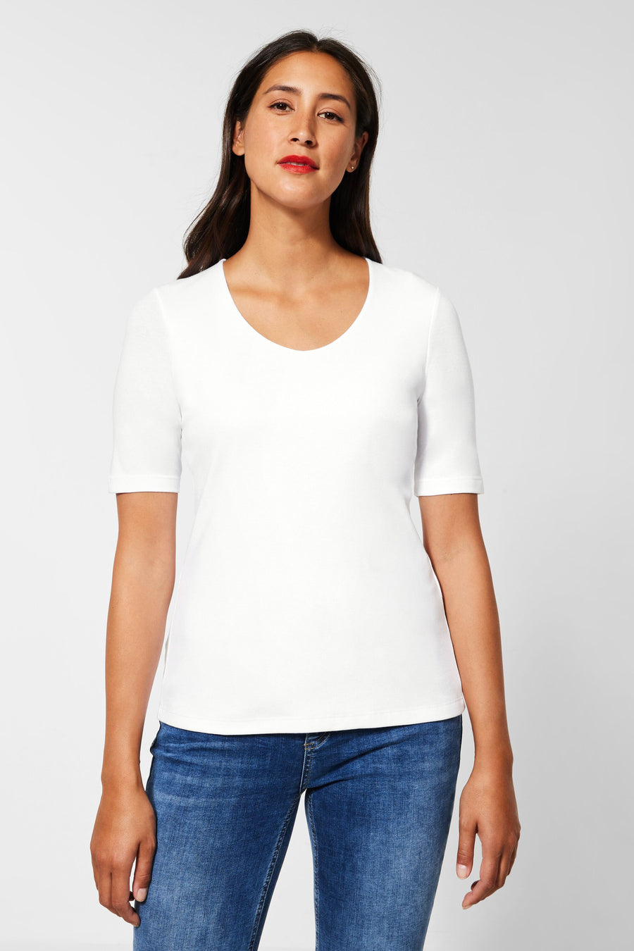 Effenchemise wit van Street One, gedragen met een klassieke blauwe jeans.
