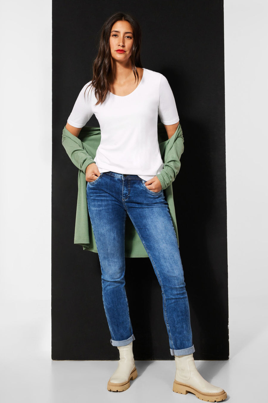 Effenchemise wit met korte mouwen van STREET ONE, gedragen met een olijfgroene cardigan en een blauwe jeans.