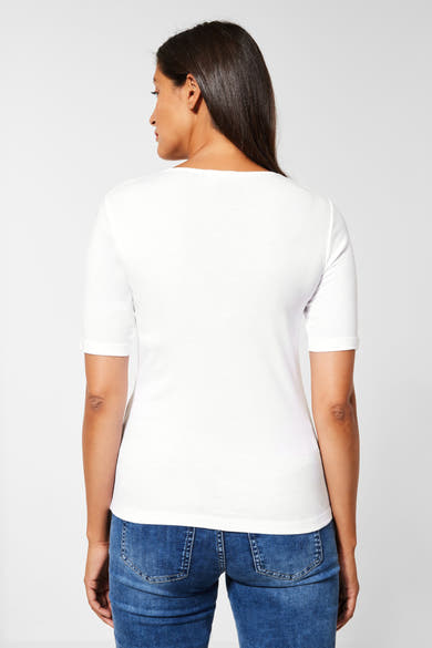Effaatzwart T-shirt met korte mouwen van Street One, gedragen met een blauwe jeans.