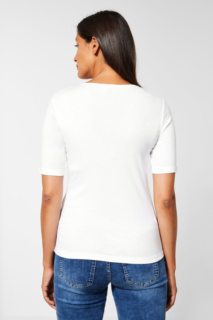 Effaatzwart T-shirt met korte mouwen van Street One, gedragen met een blauwe jeans.
