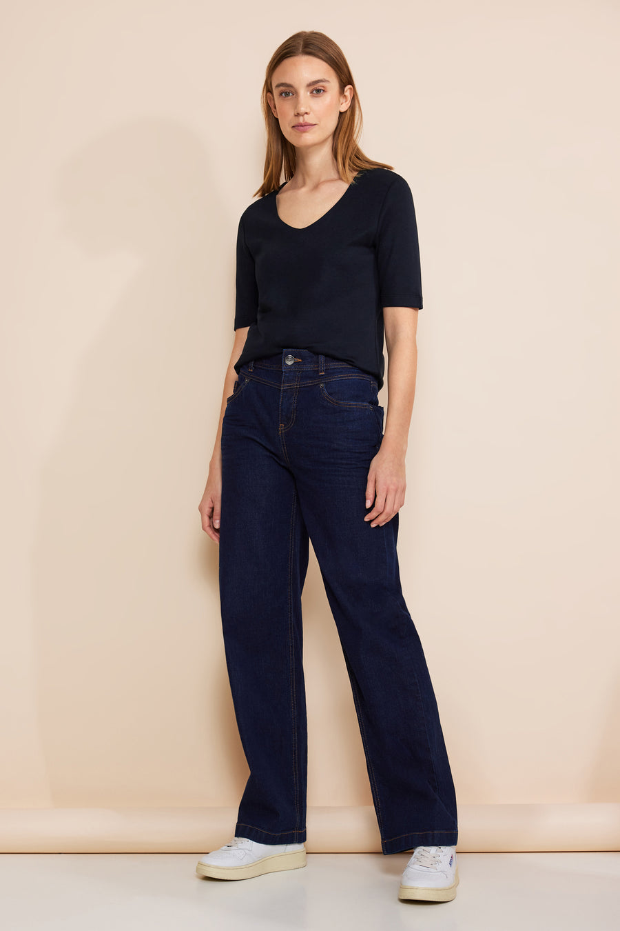 Top uni bleu à manches courtes de STREET ONE, porté avec un jean taille haute.
