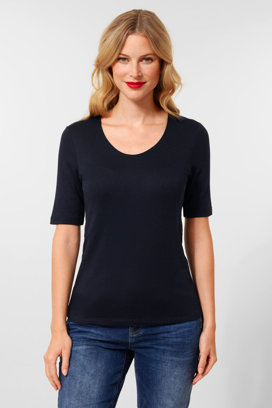 Effenk blauw T-shirt met korte mouwen van Street One, gedragen met een blauwe jeans.