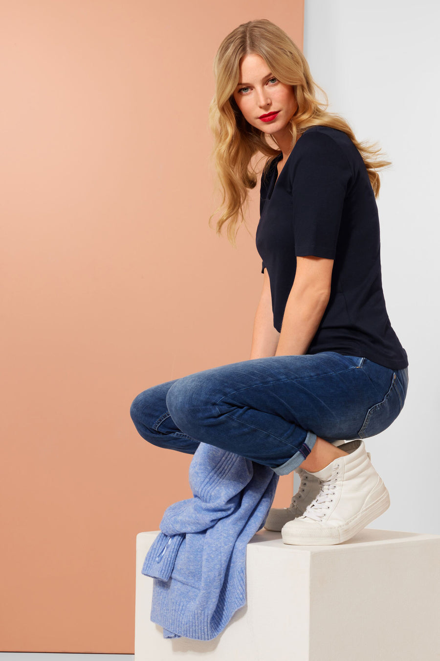 Top uni bleu à manches courtes de Street One, porté avec un jean et des baskets montantes.