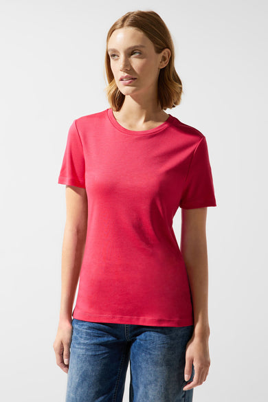 Koraalkleurig T-shirt van Street One gedragen met een blauwe spijkerbroek, op een witte achtergrond.