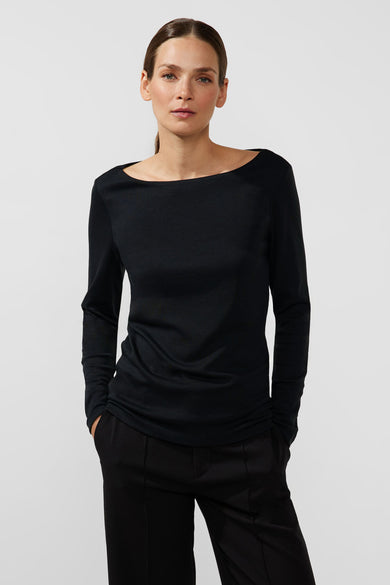 Zwarte top met lange mouwen van Street One, gedragen met een broek met hoge taille en leren loafers.