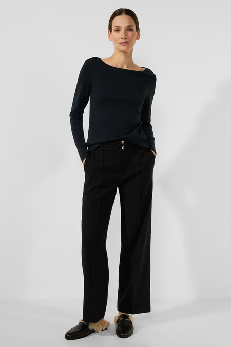 Top noir à manches longues de Street One, porté avec un pantalon taille haute et des mocassins en cuir.