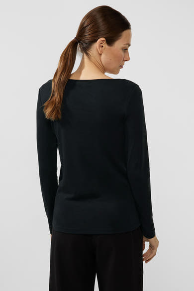 T-shirt à manches longues noir de Street One, avec encolure bateau et femme brune portant un pantalon noir.