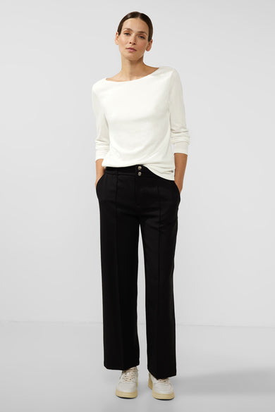 Top uni blanc à manches longues de STREET ONE, porté avec un pantalon noir taille haute à boutons.
