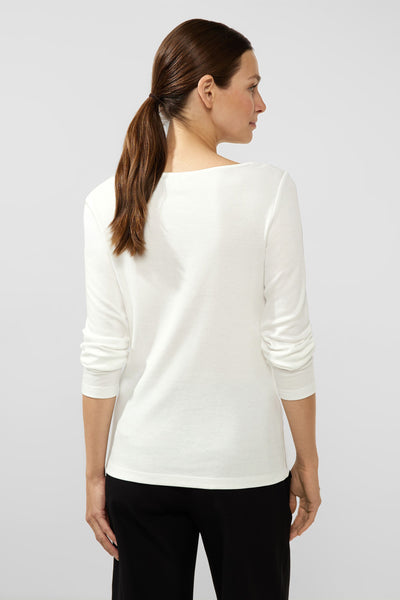 Top uni blanc à manches longues de STREET ONE, vu de dos, porté avec un pantalon noir.
