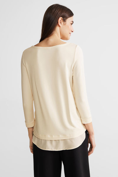 T-shirt beige de STREET ONE, coupe ample avec ourlet à double épaisseur, porté avec un pantalon noir.