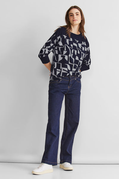 T-shirt bleu par STREET ONE avec un motif abstrait géométrique, porté avec un jean et des baskets blanches.