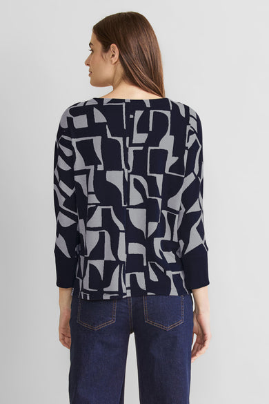 T-shirt bleu de STREET ONE, à motif géométrique gris, porté avec un jean foncé.

