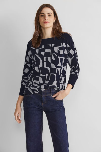 T-shirt bleu à motif géométrique par STREET ONE, porté avec un jean décontracté.