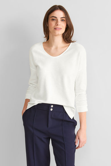 T-shirt écru de STREET ONE, à manches longues et col en V, porté avec un pantalon bleu marine.