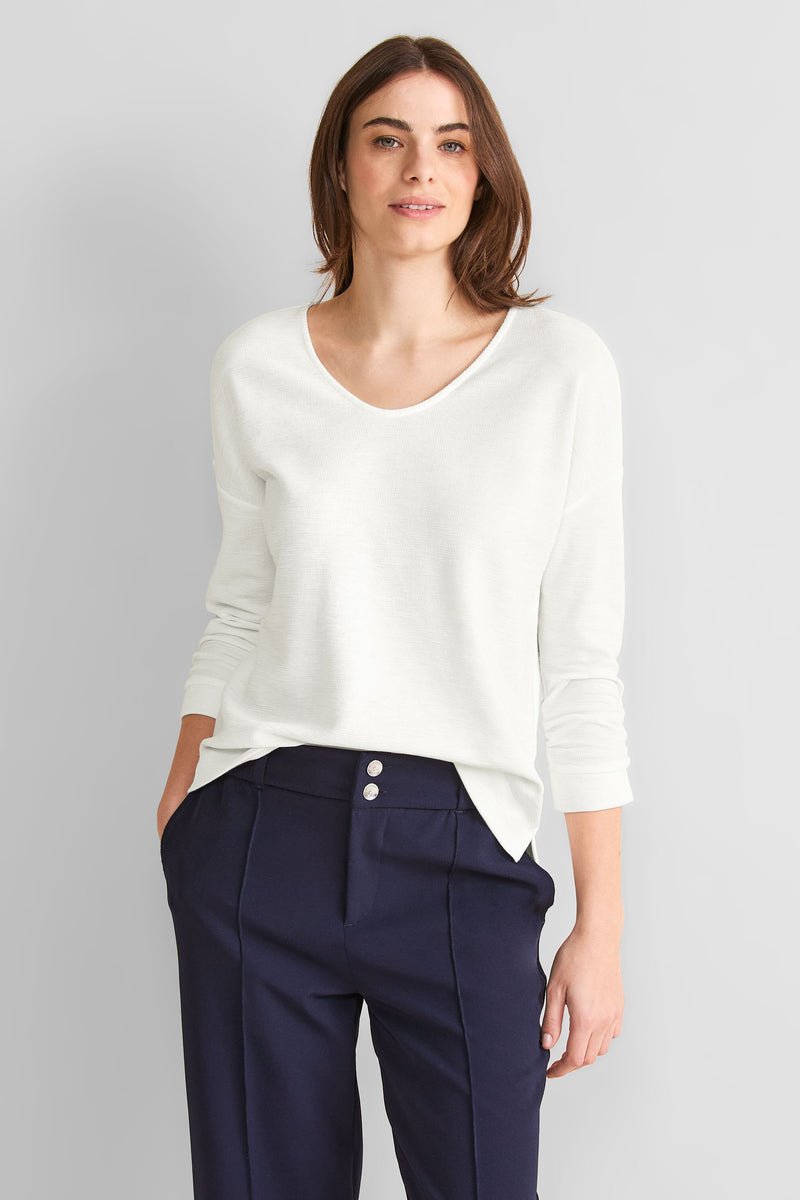 T-shirt écru de STREET ONE, à manches longues et col en V, porté avec un pantalon bleu marine.